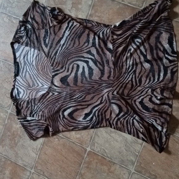 Peplum Animal Print Top - Picture 2 of 7